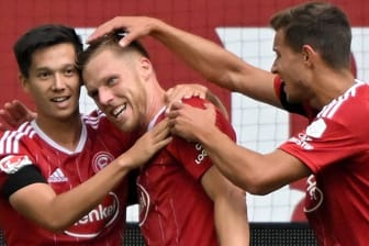 Matchwinner: Düsseldorfs Rouwen Hennings (M.) lässt sich von seinen Teamkollegen feiern.