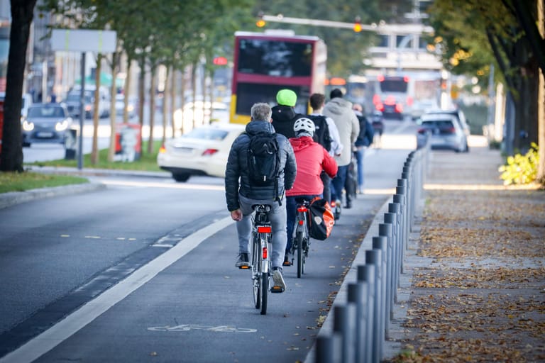 Fahrradfahrer auf der Veloroute auf dem Ballindamm (Symbolbild): : Im Vergleich zum Vorjahreszeitraum fahren mehr Hamburger mit dem Fahrrad.