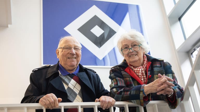 Uwe Seeler mit seiner Frau Ilka in Norderstedt vor einer HSV-Fahne (Archivbild): Der einstige HSV-Stürmer ist im Alter von 85 Jahren gestorben.