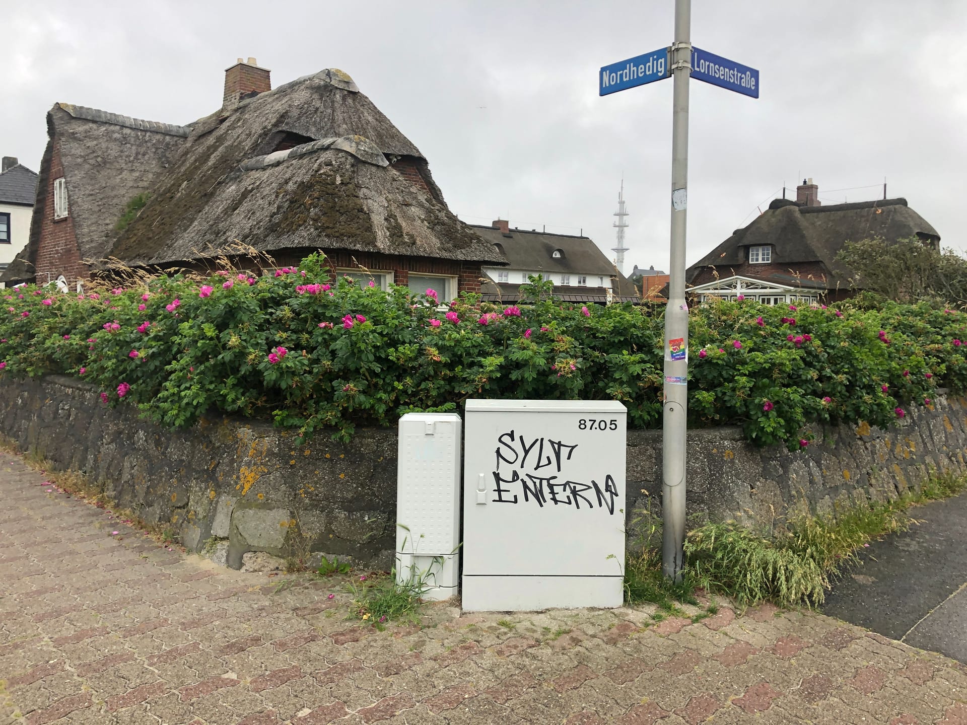 Der Schriftzug "SYLT ENTERN" auf einem Stromkasten in Wenningstedt: Nicht nur in der Inselhauptstadt Westerland hinterlassen die Punks ihre Zeichen.