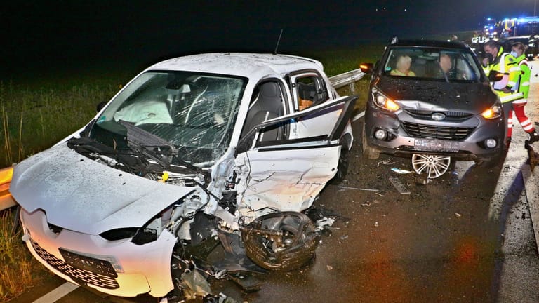 Die ebenfalls schwer beschädigten Renault und Hyundai: Der Renault wurde vom Seat frontal getroffen, der Hyundai krachte anschließend von hinten in das Unfallfahrzeug.