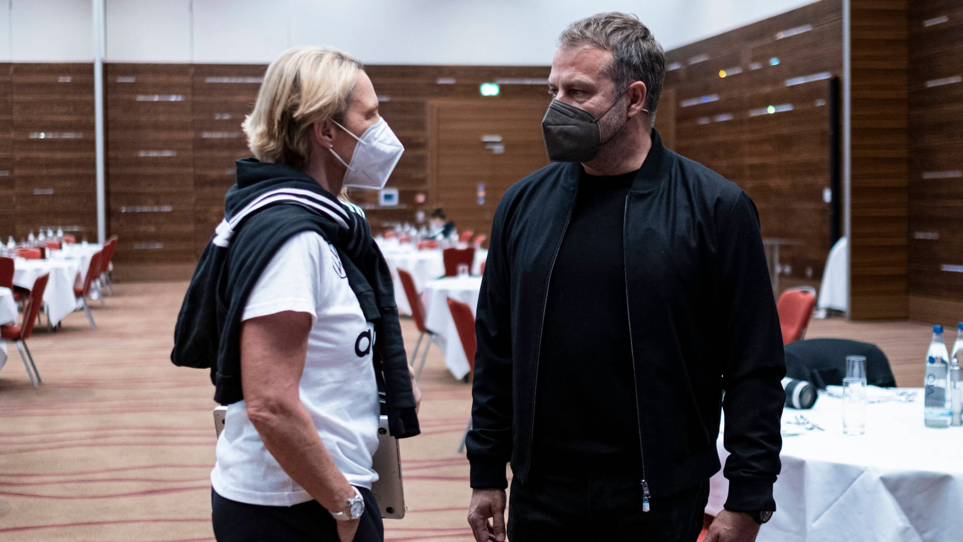 Martina Voss-Tecklenburg (l.) im Februar 2022 im Gespräch mit Hansi Flick.