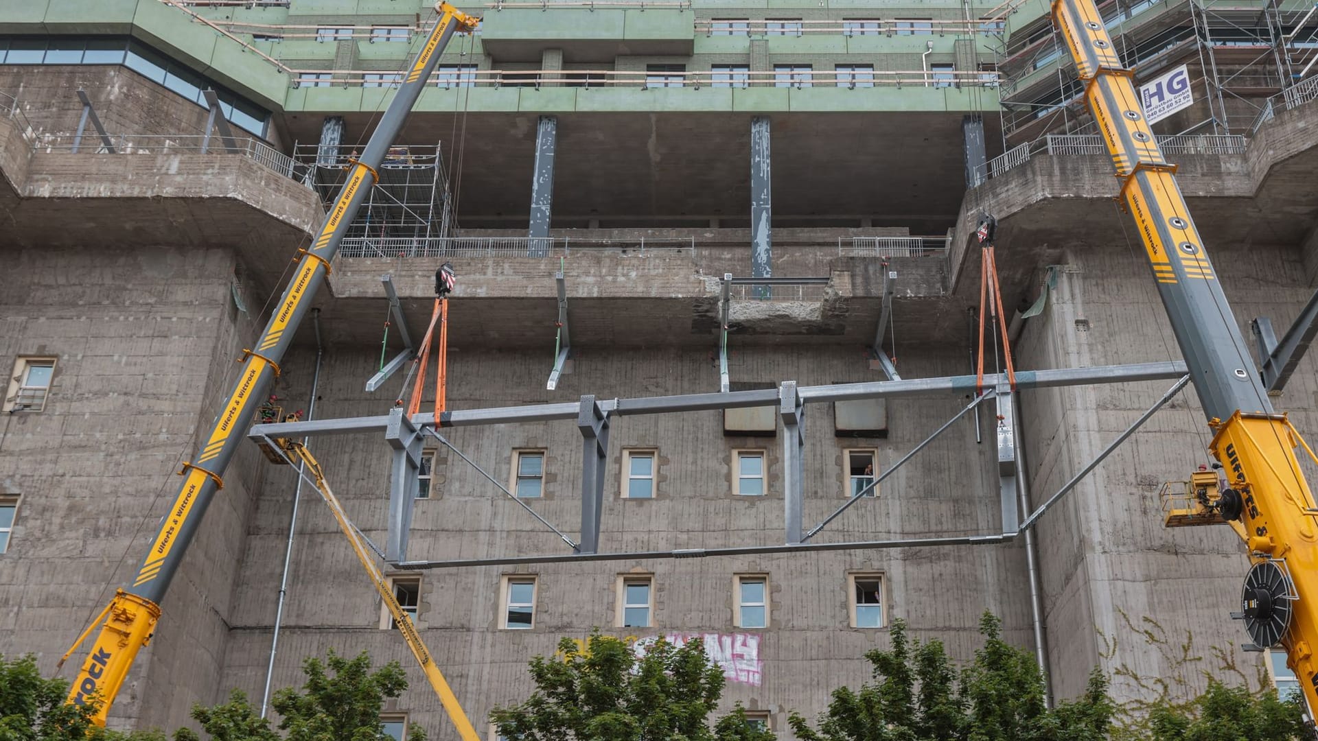 Bauarbeiten an der Fassade: Für die „hängenden Gärten von Hamburg“ wird ein Stahlfachwerkträger auf den Bunker St. Pauli gekrant. Bauarbeiten an der Fassade: Für die „hängenden Gärten von Hamburg“ wird ein Stahlfachwerkträger auf den Bunker St. Pauli gekrant.