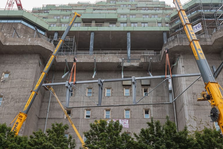 Bauarbeiten an der Fassade: Für die „hängenden Gärten von Hamburg“ wird ein Stahlfachwerkträger auf den Bunker St. Pauli gekrant.