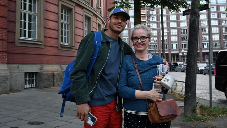 Die Schauspieler Julie Delpy und Daryl McCormack ließen sich vor dem Hotel "The Fraser Suits" in Hamburg fotografieren.