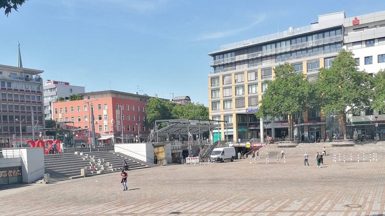 Auf dem Wiener Platz ist wenig los, Grund ist wohl die Hitze.