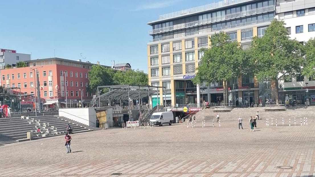 Auf dem Wiener Platz ist wenig los, Grund ist wohl die Hitze. Auf dem Wiener Platz ist wenig los, Grund ist wohl die Hitze.