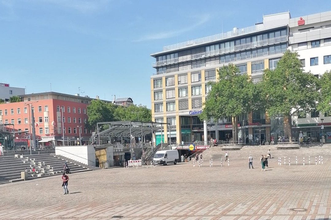 Auf dem Wiener Platz ist wenig los, Grund ist wohl die Hitze.