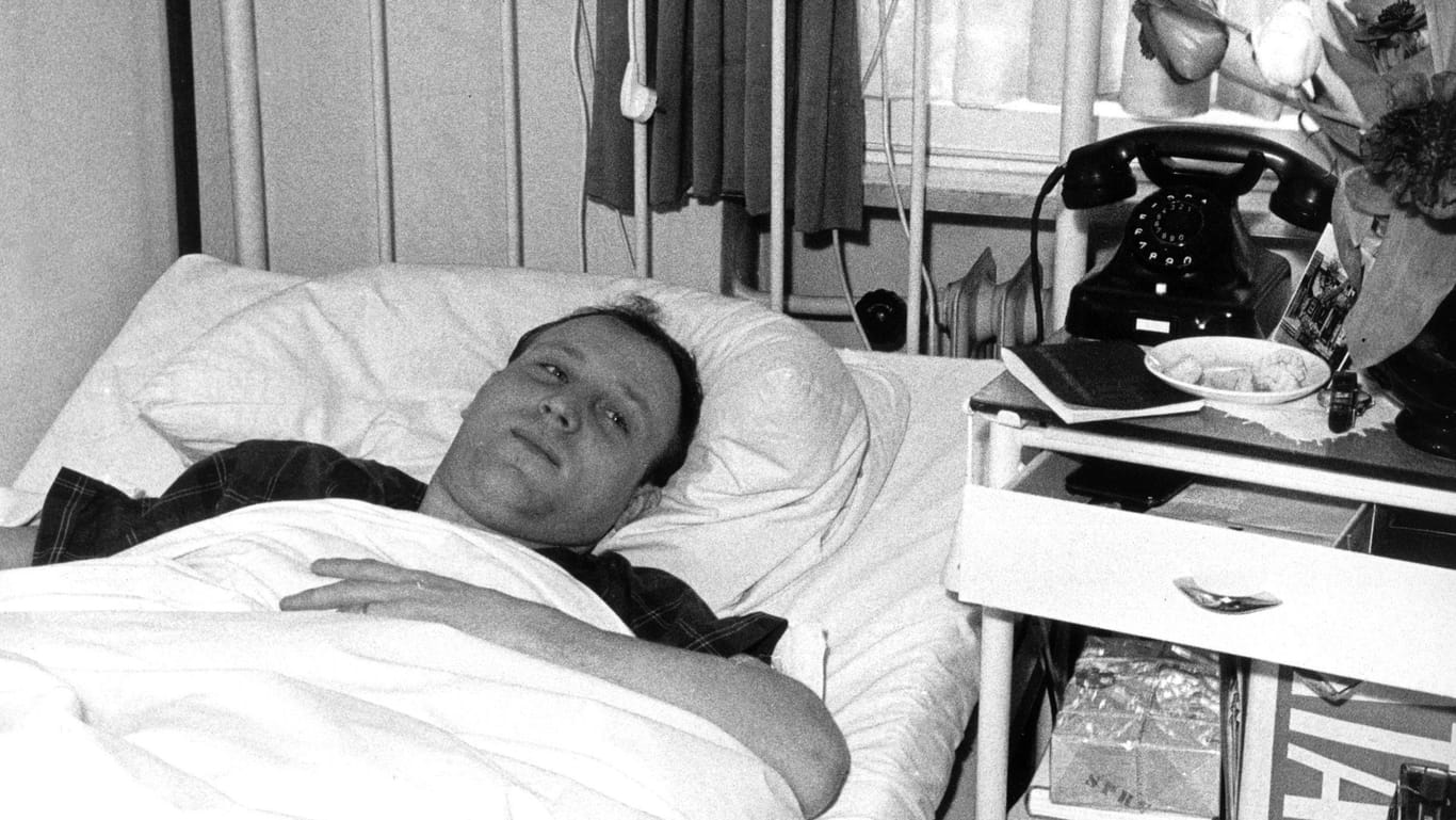 Uwe Seeler vom Hamburger SV zwei Tage nach der Verletzung 22.02.1965 im Bett einer Hamburger Privatklinik.