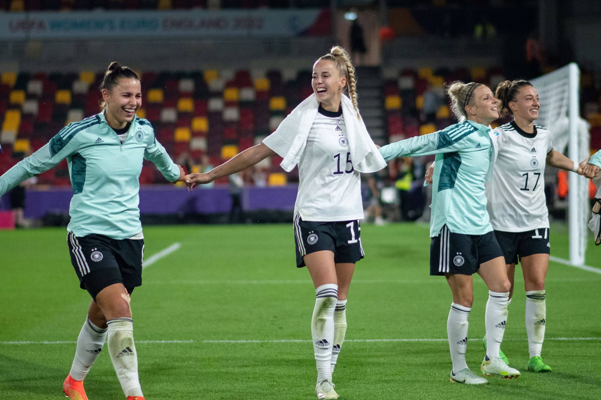 Lena Oberdorf (l.) und Giulia Gwinn feiern mit ihren Teamkolleginnen den Sieg: Gegen Österreich zeigte Deutschland eine solide Leistung.