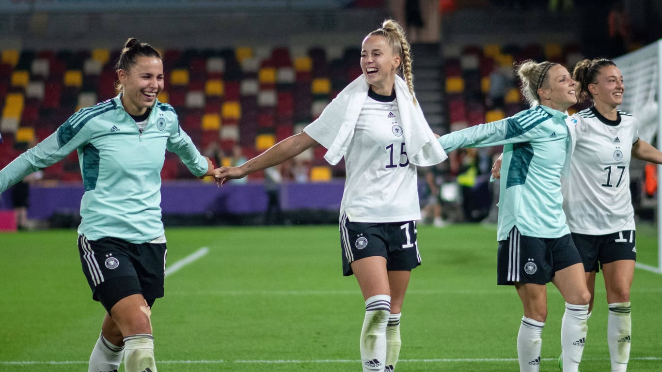 Lena Oberdorf (l.) und Giulia Gwinn feiern mit ihren Teamkolleginnen den Sieg: Gegen Österreich zeigte Deutschland eine solide Leistung.
