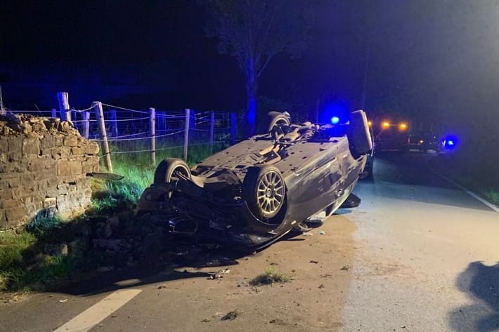 Unfallstelle in Hattingen bei Essen: Den vier verletzten Insassen gelang es eigenständig, den Wagen zu verlassen.