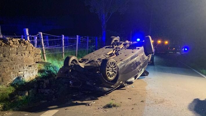 Unfallstelle in Hattingen bei Essen: Den vier verletzten Insassen gelang es eigenständig, den Wagen zu verlassen.