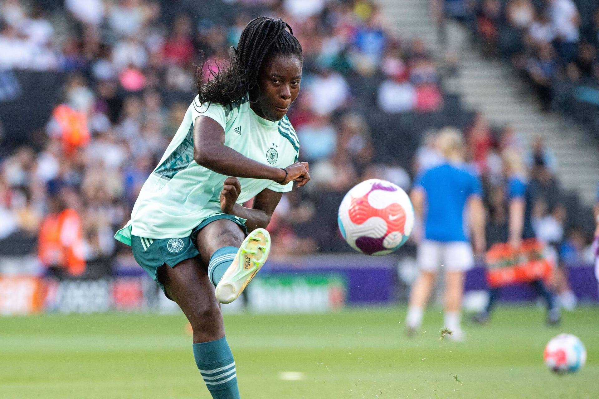 Nicole Anyomi: Die DFB-Frauen haben ihr Training wegen der Hitze in England an die Bedingungen angepasst.