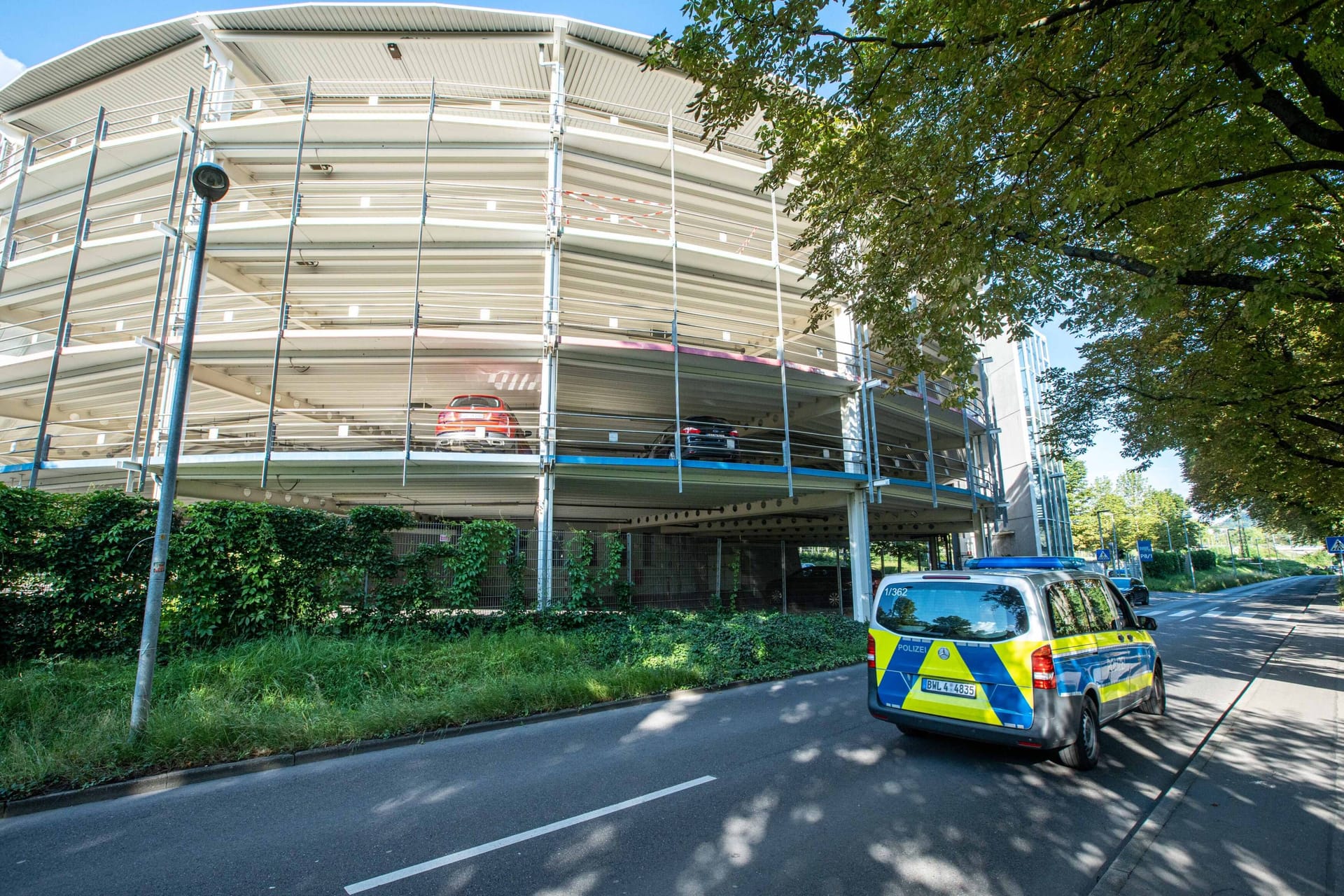 Das Mitarbeiter-Parkhaus von Mercedes: Hier wurde am Montagmittag die Leiche einer Frau in ihrem Auto gefunden.
