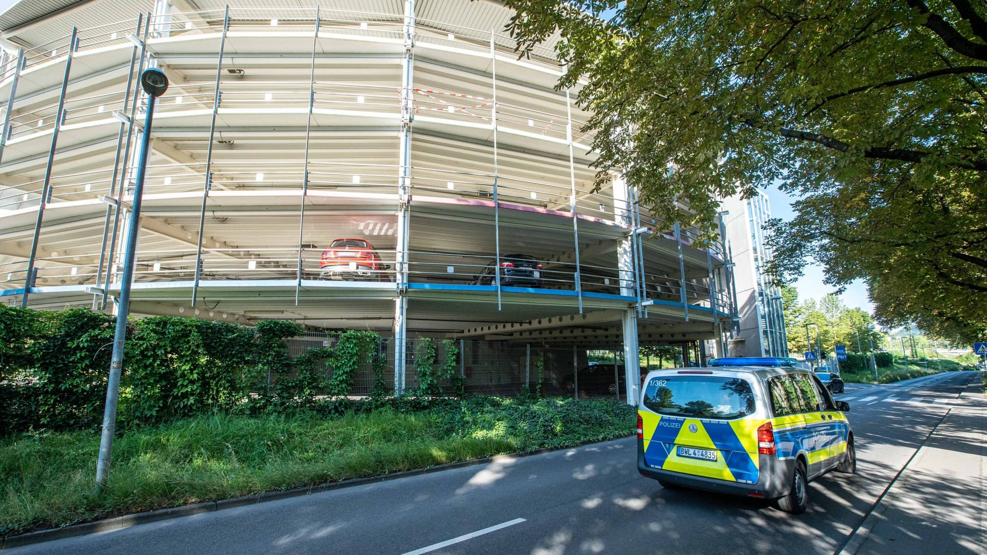 Das Mitarbeiter-Parkhaus von Mercedes: Hier wurde am Montagmittag die Leiche einer Frau in ihrem Auto gefunden.