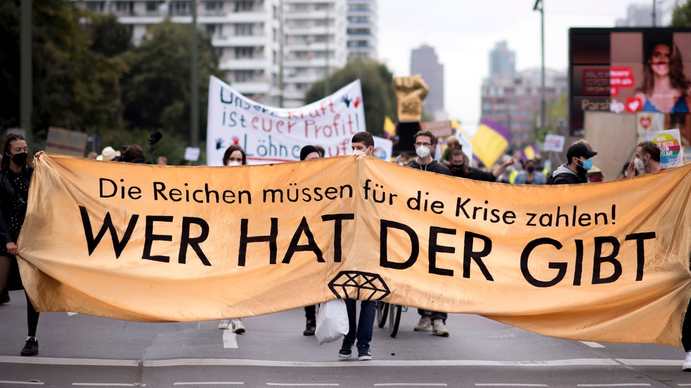 Das Bündnis "Wer hat der gibt" auf einer Demo in Berlin (Archivbild): Für Samstag ruft die Gruppe zu Protesten auf Sylt auf.