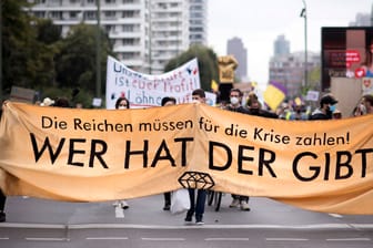 Das Bündnis "Wer hat der gibt" auf einer Demo in Berlin (Archivbild): Für Samstag ruft die Gruppe zu Protesten auf Sylt auf.