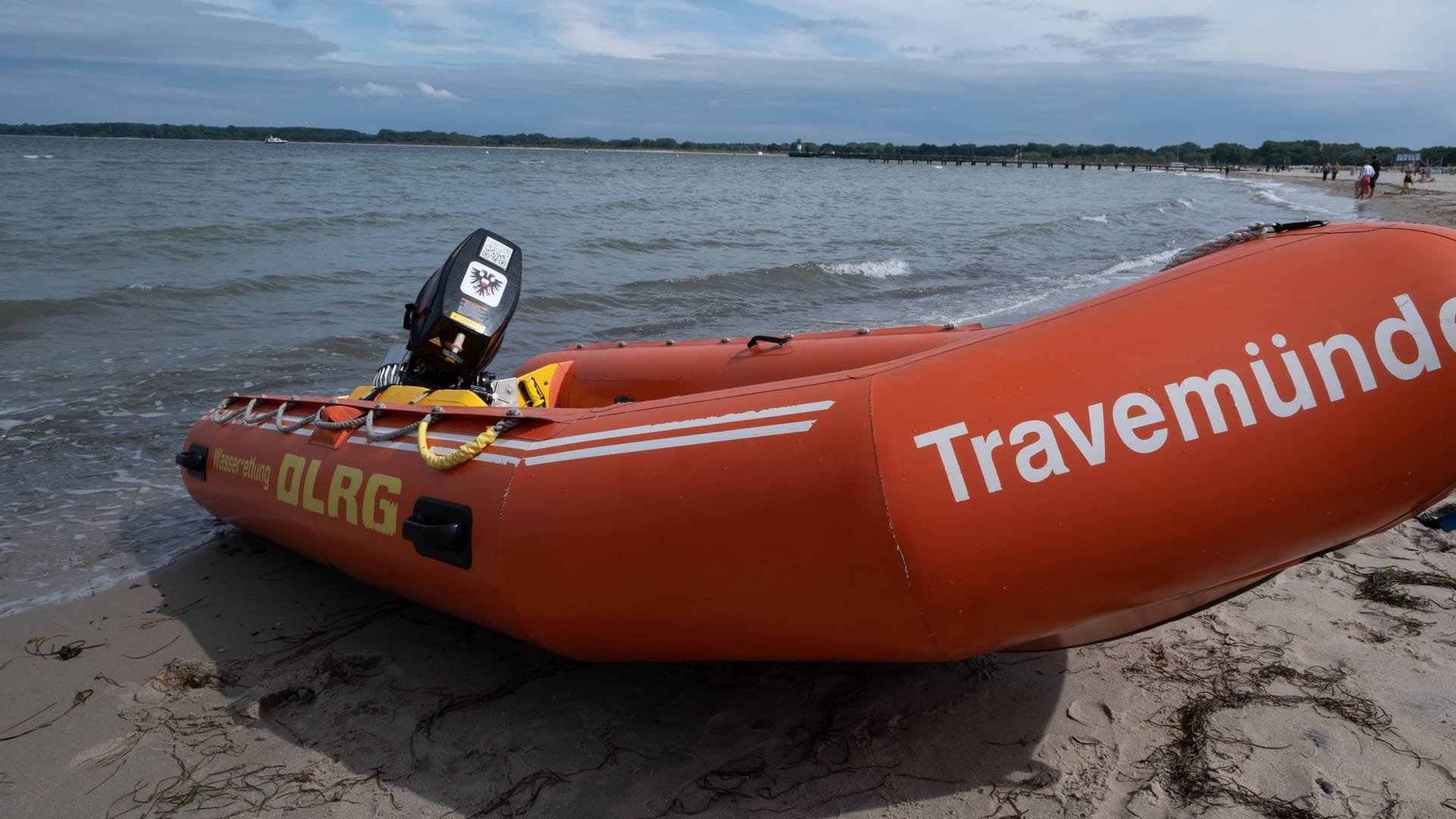 Ein Rettungsboot der DLRG am Travemünder Strand (Symbolbild): Der Mann konnte nur noch tot geborgen werden. Ein Rettungsboot der DLRG am Travemünder Strand (Symbolbild): Der Mann konnte nur noch tot geborgen werden.