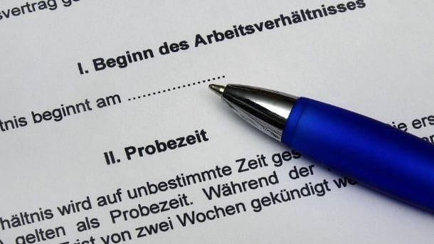 Arbeitsvertrag (Symbolbild): Ab dem 1. August wird die "EU-Richtlinie über transparente und verlässliche Arbeitsbedingungen" umgesetzt.