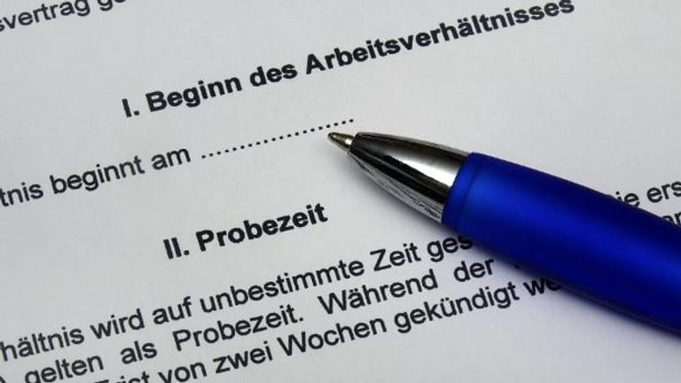 Arbeitsvertrag (Symbolbild): Ab dem 1. August wird die "EU-Richtlinie über transparente und verlässliche Arbeitsbedingungen" umgesetzt.
