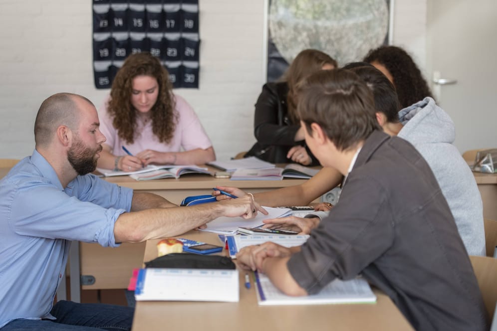 Ein Lehrer unterrichtet Schüler (Symbolbild): In Berlin können Lehrkräfte wieder verbeamtet werden.
