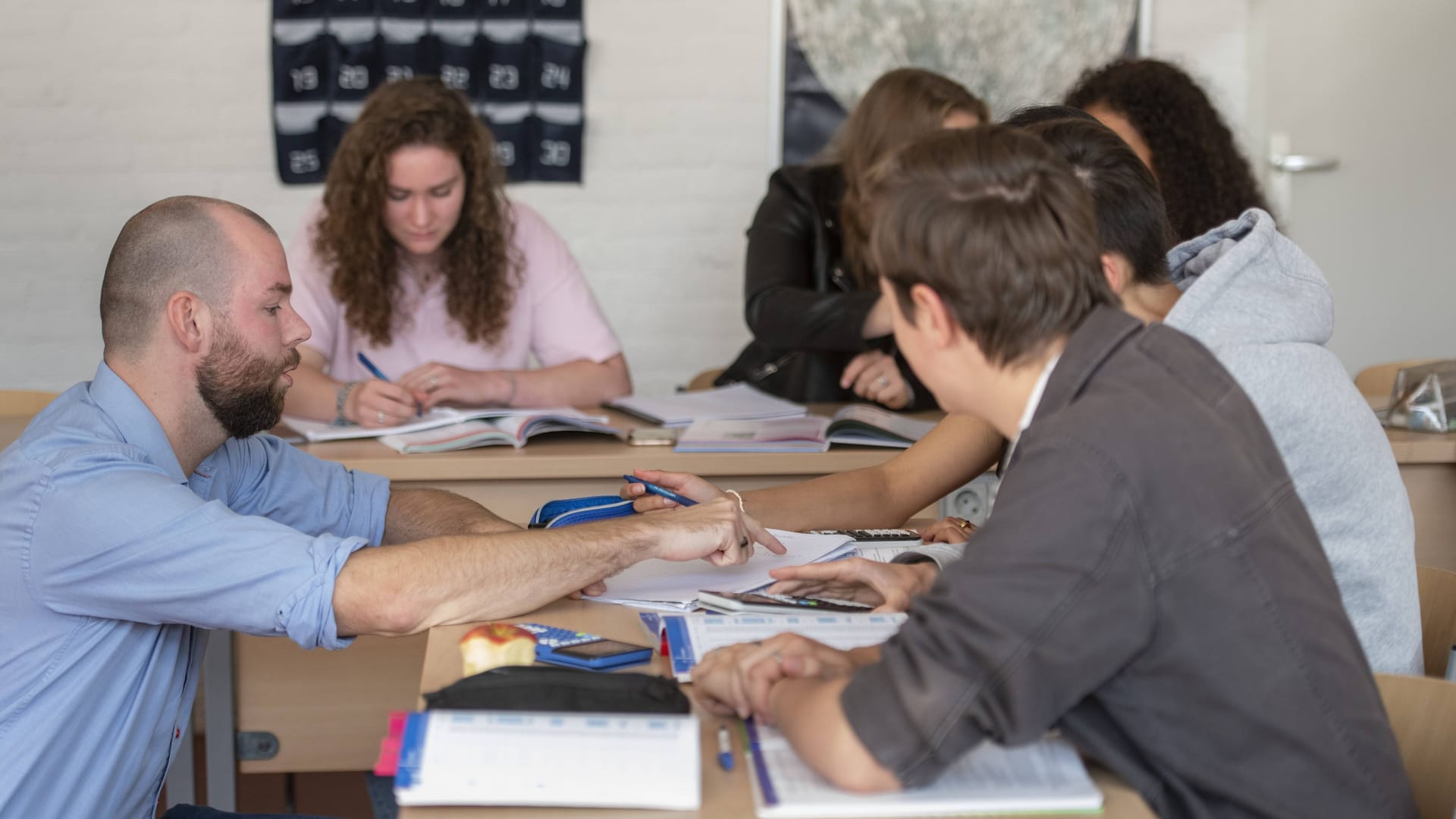 Ein Lehrer unterrichtet Schüler (Symbolbild): In Berlin können Lehrkräfte wieder verbeamtet werden.