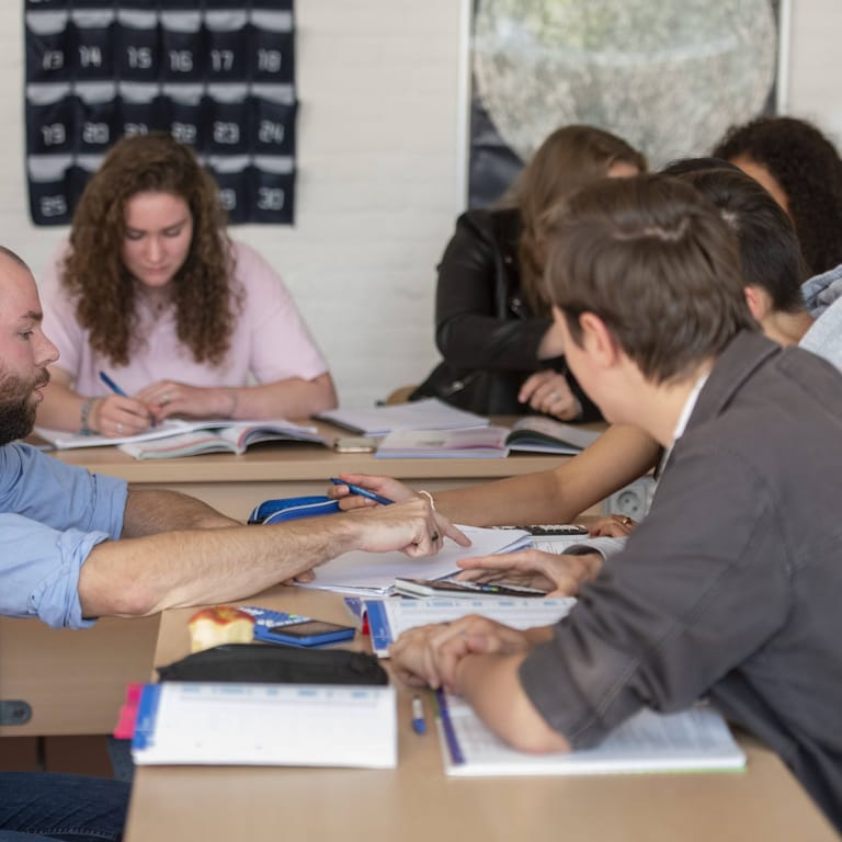 Ein Lehrer unterrichtet Schüler (Symbolbild): In Berlin können Lehrkräfte wieder verbeamtet werden.