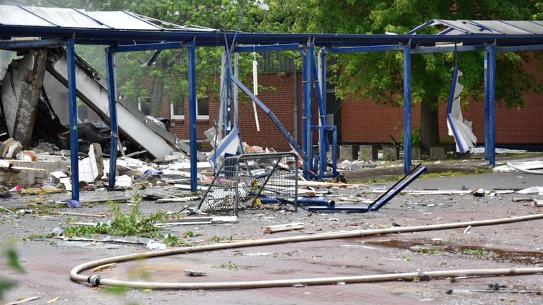 Der Schulhof der Stadtteilschule Finkenwerder ist mit Schutt und Scherben übersät: Eine Explosion hat einen Gebäudeteil in der Nacht komplett zerstört.