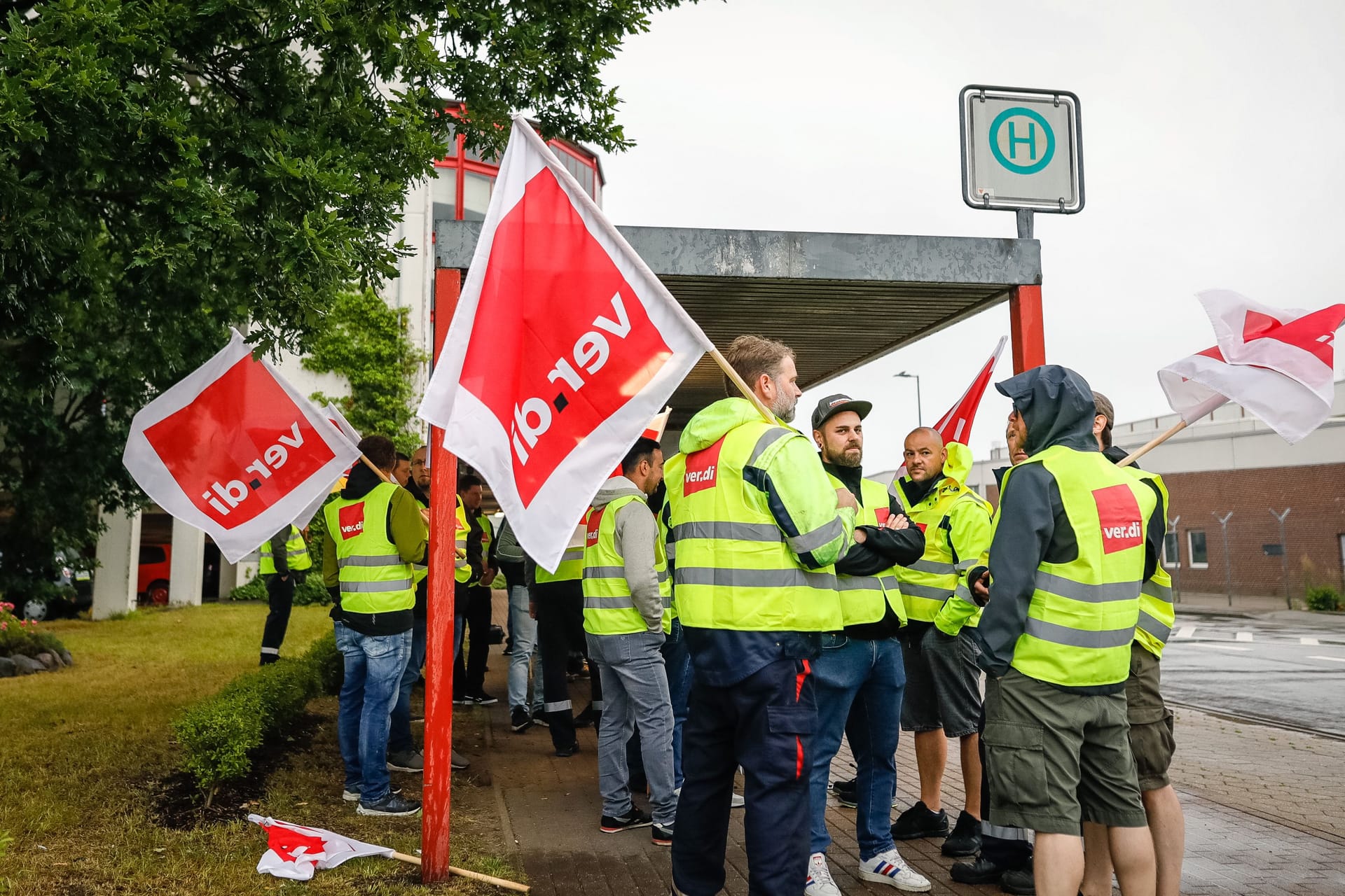 Streikende an einer Bushaltestelle in Hamburg (Symbolbild): Für Freitag ist ein Warnstreik angekündigt worden.