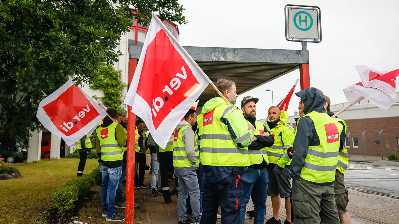 Streikende an einer Bushaltestelle in Hamburg (Symbolbild): Für Freitag ist ein Warnstreik angekündigt worden.