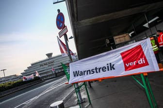 Ein Verdi-Schild mit der Aufschrift "Warnstreik": Am Mittwoch, 27. Juli, legen Lufthansa-Mitarbeiter in Köln ihre Arbeit nieder.