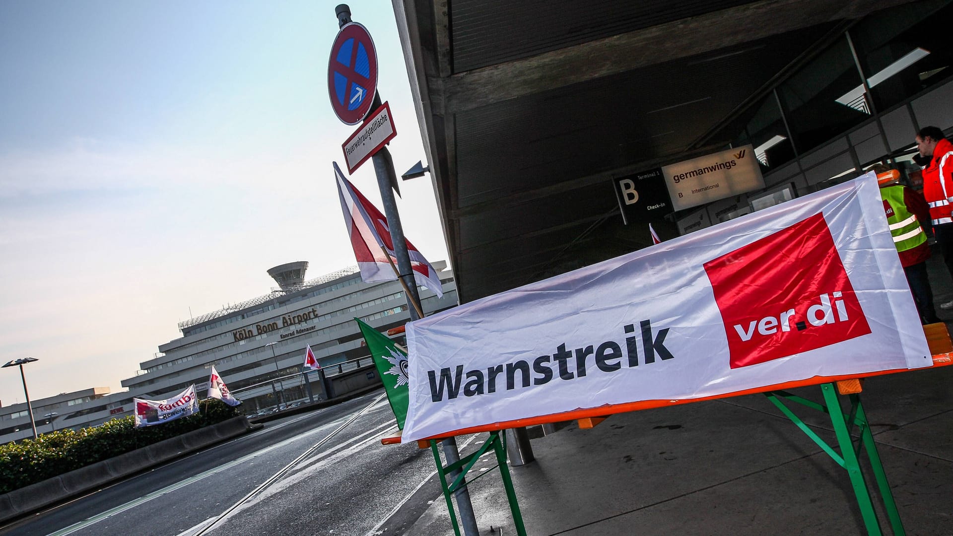 Ein Verdi-Schild mit der Aufschrift "Warnstreik": Am Mittwoch, 27. Juli, legen Lufthansa-Mitarbeiter in Köln ihre Arbeit nieder.