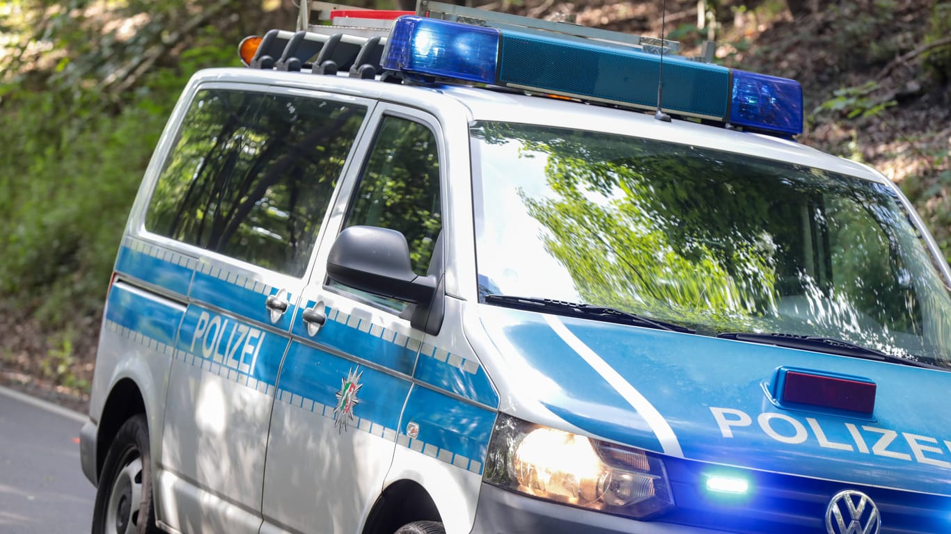 imago images 160066518Ein Polizeiauto mit leuchtendem Blaulicht: Bei einem Verkehrsunfall wurden Mutter und Tochter angefahren.