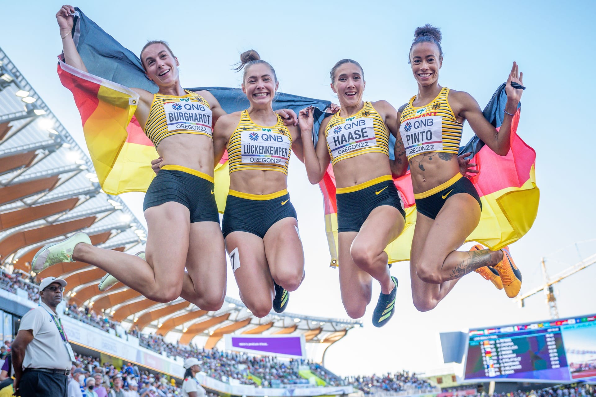 Die deutschen Läuferinnen springen nach dem Gewinn der Bronze-Medaille über 4 x 100 Meter vor Freude in die Luft.