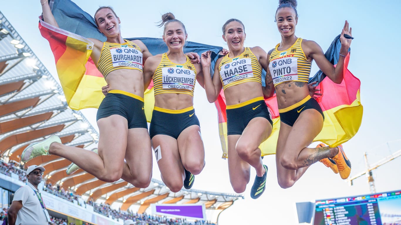 Die deutschen Läuferinnen springen nach dem Gewinn der Bronze-Medaille über 4 x 100 Meter vor Freude in die Luft.