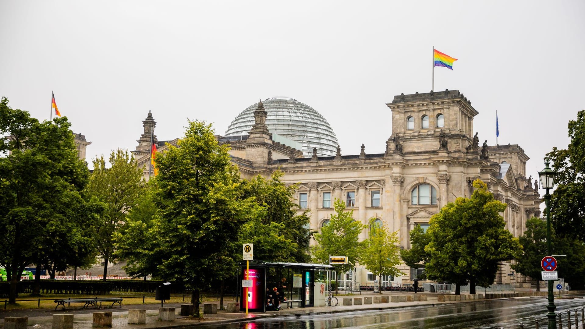 Die Flagge repräsentiert die queere Community.