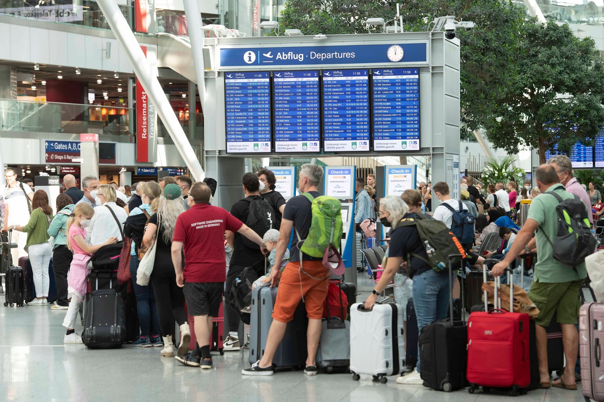 Warteschlange am Düsseldorfer Flughafen (Archivbild): Personalmangel macht dem Airport noch immer zu schaffen.