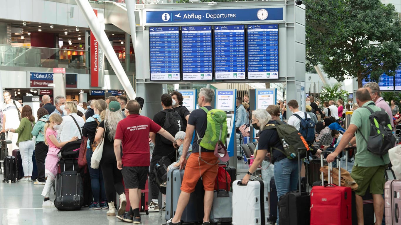 Warteschlange am Düsseldorfer Flughafen (Archivbild): Personalmangel macht dem Airport noch immer zu schaffen.