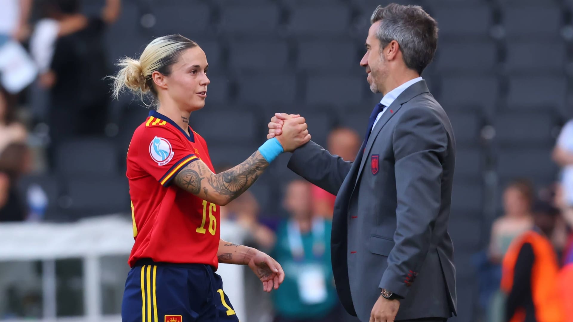 María Pilar León (l.) freut sich mit Trainer Jorge Vilda – am Dienstag treffen sie auf Deutschland.