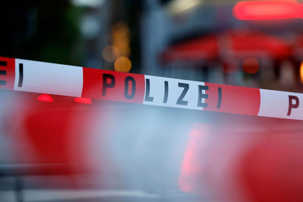 Absperrband der Polizei (Symbolbild): Nach einem versuchten Brandanschlag auf ein Leipziger Flüchtlingswohnheim ermittelt die Polizei.