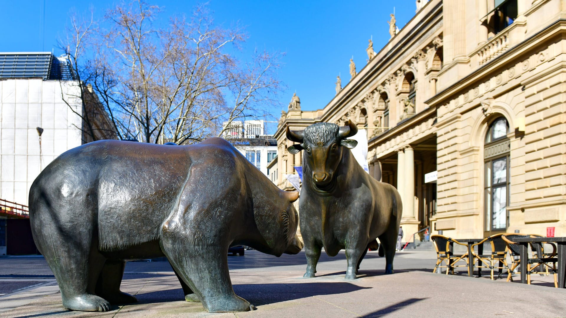 Bulle und Bär vor der Frankfurter Börse (Symbolbild): Der Dax legte zuletzt kräftig zu.