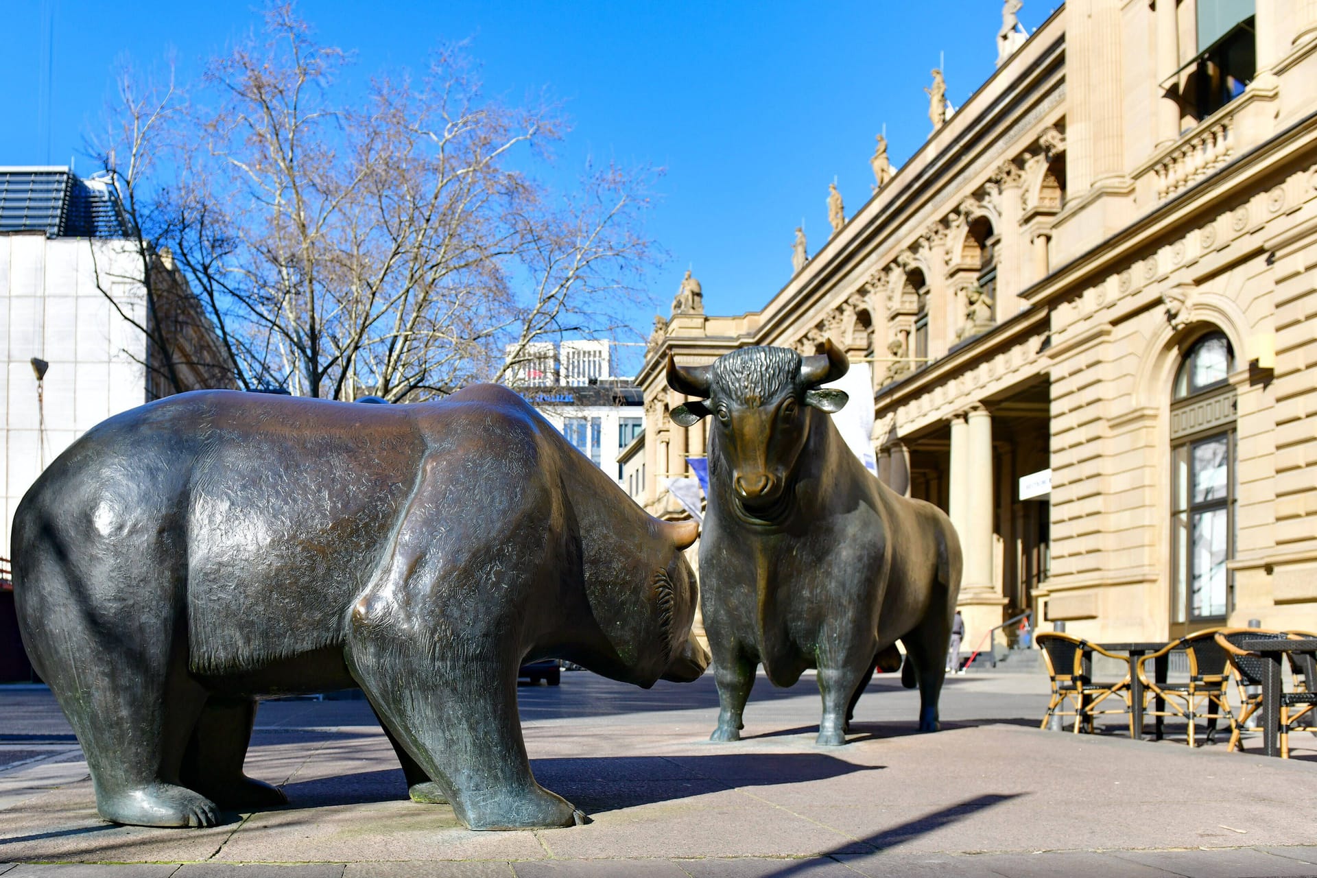 Bulle und Bär vor der Frankfurter Börse (Symbolbild): Der Dax legte zuletzt kräftig zu.