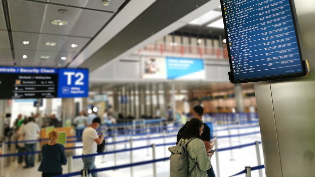 Kurze Warteschlangen und kaum Flugausfälle: Am Flughafen Stuttgart läuft es derzeit beinahe reibungslos.