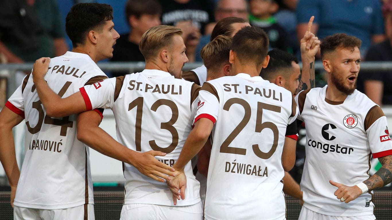 Punkt gerettet: Jubel bei den Spielern des FC St. Pauli in der Partie bei Hannover 96.
