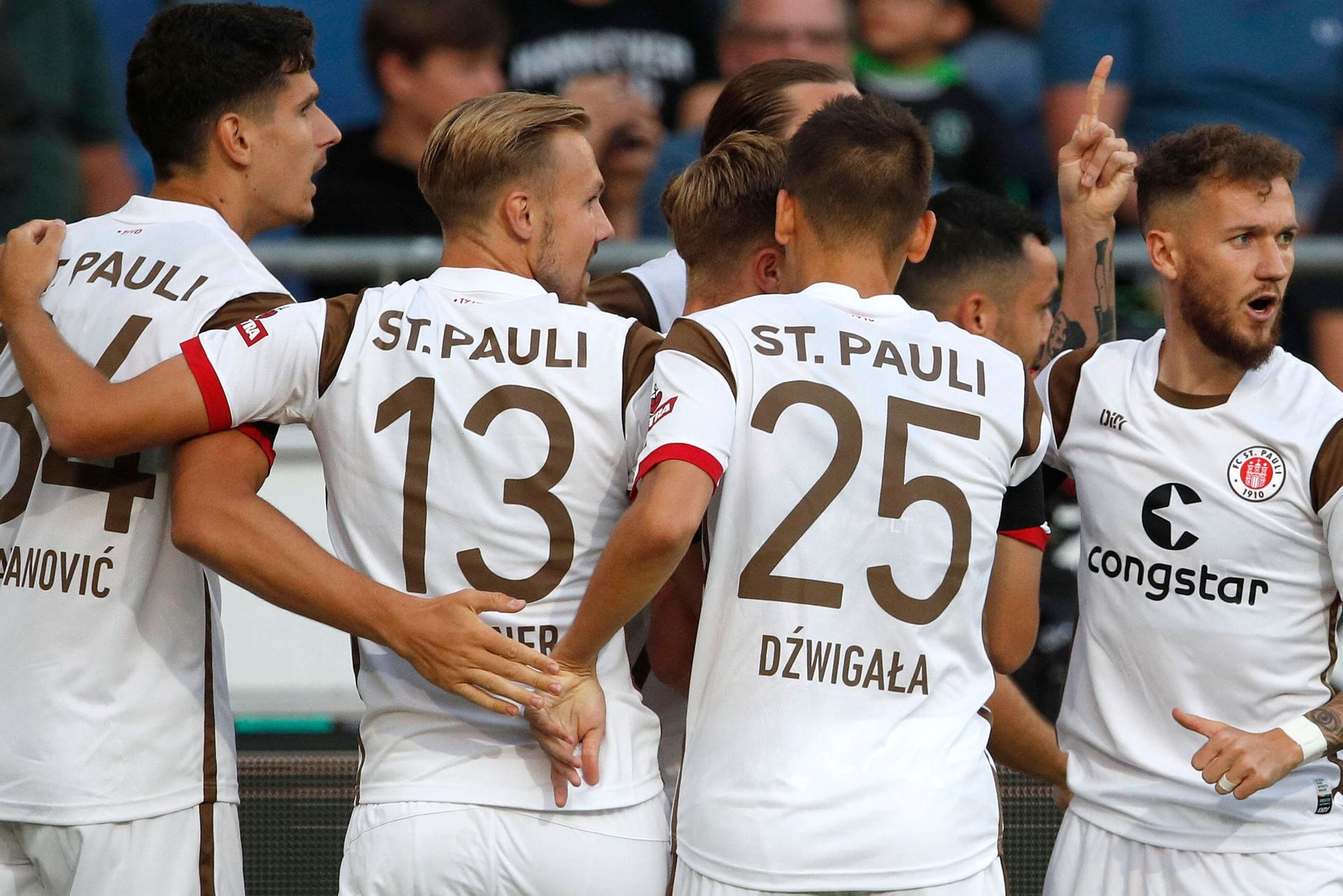 Punkt gerettet: Jubel bei den Spielern des FC St. Pauli in der Partie bei Hannover 96.