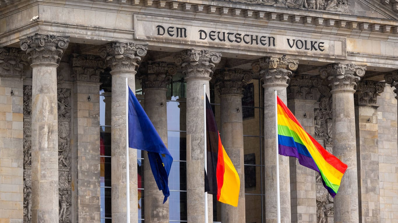 Die Regenbogenflagge auf dem Süd-West-Turm des Reichstags: Einige öffentliche Gebäude in Berlin sind heute bunt beflaggt.