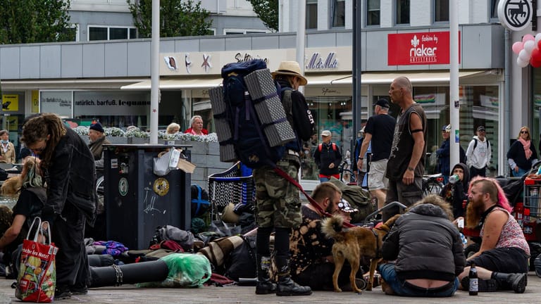 Punks auf Sylt: Das Protestcamp in Westerland hat hohe Kosten für die Gemeinde verursacht.