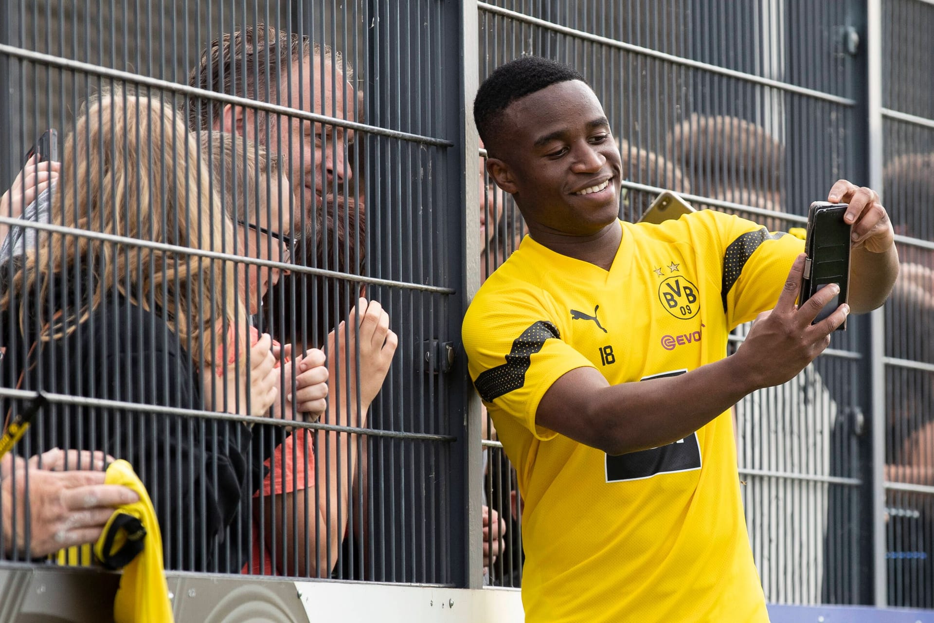 Youssoufa Moukoko macht ein Selfie mit den Fans (Archivbild): Unter Terzic läuft es für den jungen Spieler wieder.