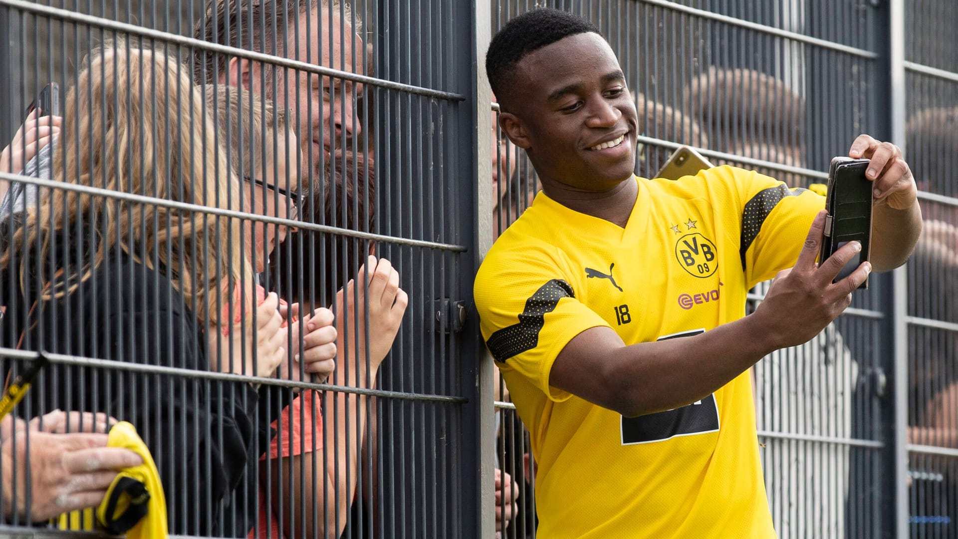 Youssoufa Moukoko macht ein Selfie mit den Fans (Archivbild): Unter Terzic läuft es für den jungen Spieler wieder.